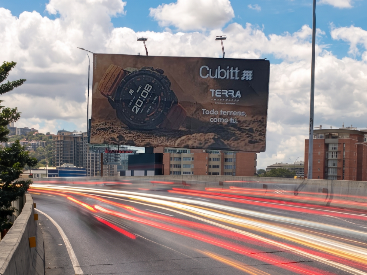 Valla horizontal sobre autopista con tráfico en movimiento